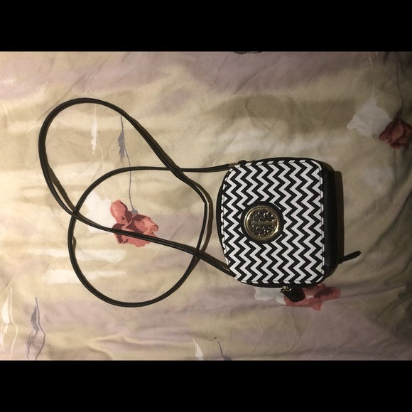 Cheveron black and white print crossbody bag - Picture 2 of 3